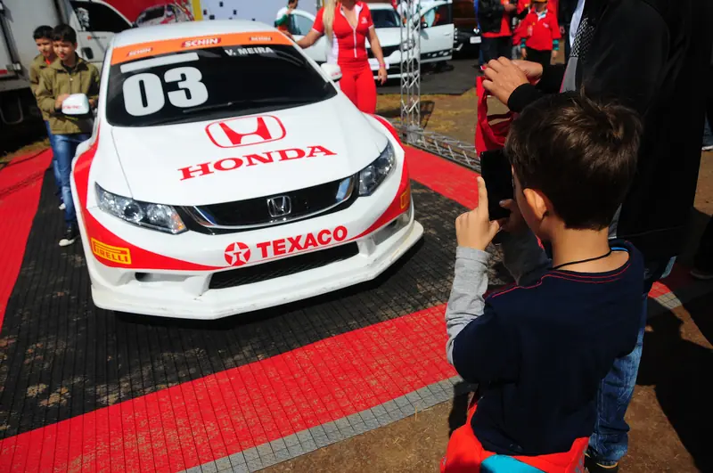 CAMPO GRANDE - MS - 13.09.15: DOMINGO DE FESTA DO CIRCUITO SCHIN STOCK CAR 2015 EM CAMPO GRANDE - Domingo de festa da Stock Car em Campo Grande. (Duda Bairros/Vicar)